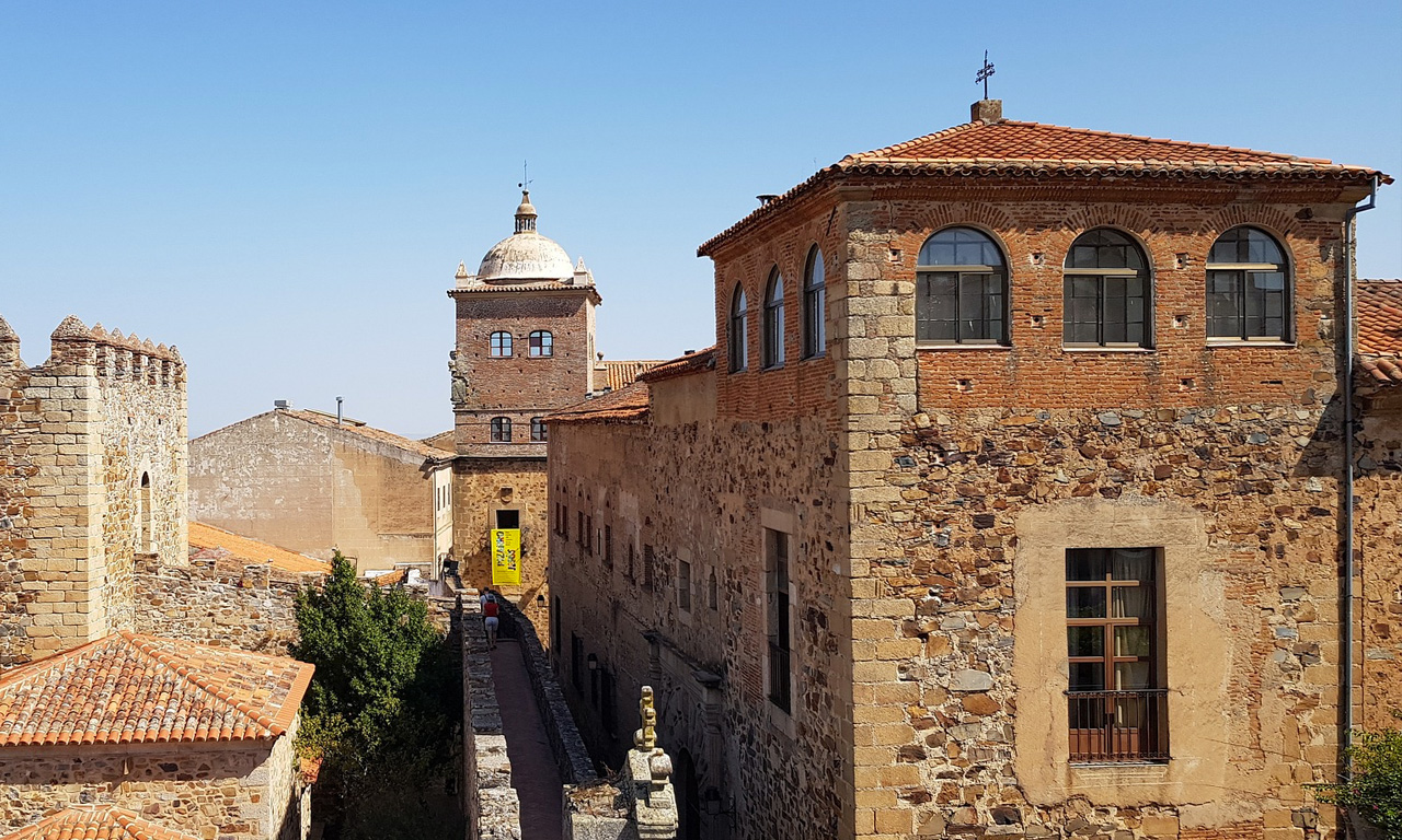 Caceres : Citadelle ancestrale, ruelles pavées, château veilleur du temps